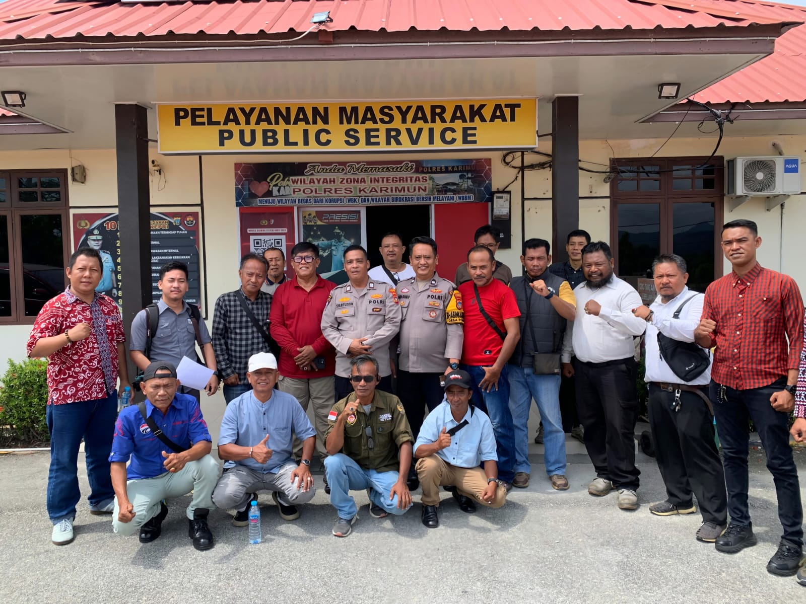 Puluhan Jurnalis yang hadir di Polsek Tebing meminta pihak Kepolisian segera mengusut tuntas kasus dugaan pengancaman dan pelanggaran UU Pers yang dilakukan TW | Foto: Zonamu/Ami