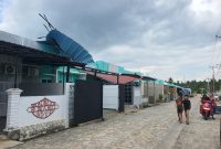 Kondisi salah satu rumah di Komplek Perumahan Gladiola, Kelurahan Tebing, yang mengalami kerusakan berat pada bagian atap setelah diterjang angin puting beliung, Selasa (14/4/2026) | Foto: Bustomi