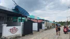 Kondisi salah satu rumah di Komplek Perumahan Gladiola, Kelurahan Tebing, yang mengalami kerusakan berat pada bagian atap setelah diterjang angin puting beliung, Selasa (14/4/2026) | Foto: Bustomi