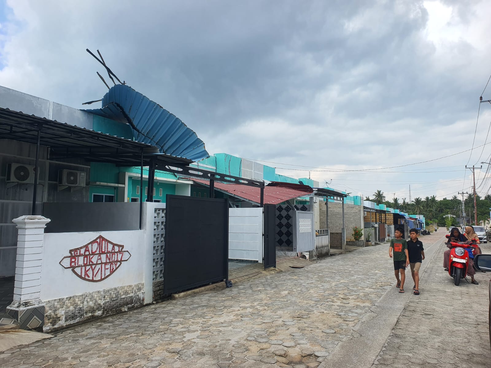 Kondisi salah satu rumah di Komplek Perumahan Gladiola, Kelurahan Tebing, yang mengalami kerusakan berat pada bagian atap setelah diterjang angin puting beliung, Selasa (14/4/2026) | Foto: Bustomi