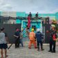 Sejumlah warga Perumahan Gladiola 1, Kelurahan Tebing, bersama personel BPBD Karimun gotong royong membongkar material kanopi rumah yang rusak berat akibat diterjang angin puting beliung, Selasa (14/4/2026) | Foto: Bustomi