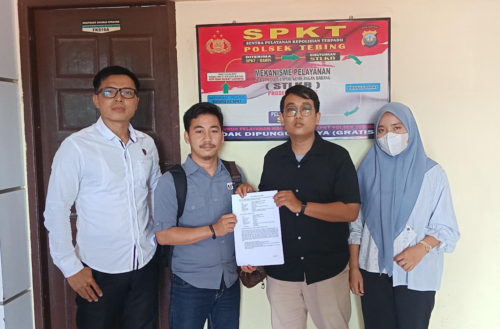 Pelapor Ami Bagan (tengah kiri) dan Terlapor Tengku Wahyu (tengah kanan), didampingi Kanit Reskrim Polsek Tebing Ipda Om Kenedi (ujung kiri) dan keluarga Wahyu (ujung kanan) usai mediasi | Foto: Bustomi