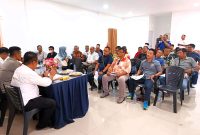 Pelapor (puluhan Jurnalis di Karimun) dan Terlapor Tengku Wahyu didampingi keluarganya melakukan mediasi di Mapolsek Tebing, Senin (20/4/2026) | Foto: Bustomi