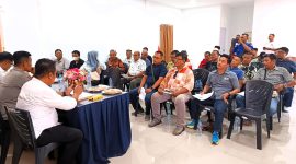 Pelapor (puluhan Jurnalis di Karimun) dan Terlapor Tengku Wahyu didampingi keluarganya melakukan mediasi di Mapolsek Tebing, Senin (20/4/2026) | Foto: Bustomi