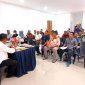 Pelapor (puluhan Jurnalis di Karimun) dan Terlapor Tengku Wahyu didampingi keluarganya melakukan mediasi di Mapolsek Tebing, Senin (20/4/2026) | Foto: Bustomi