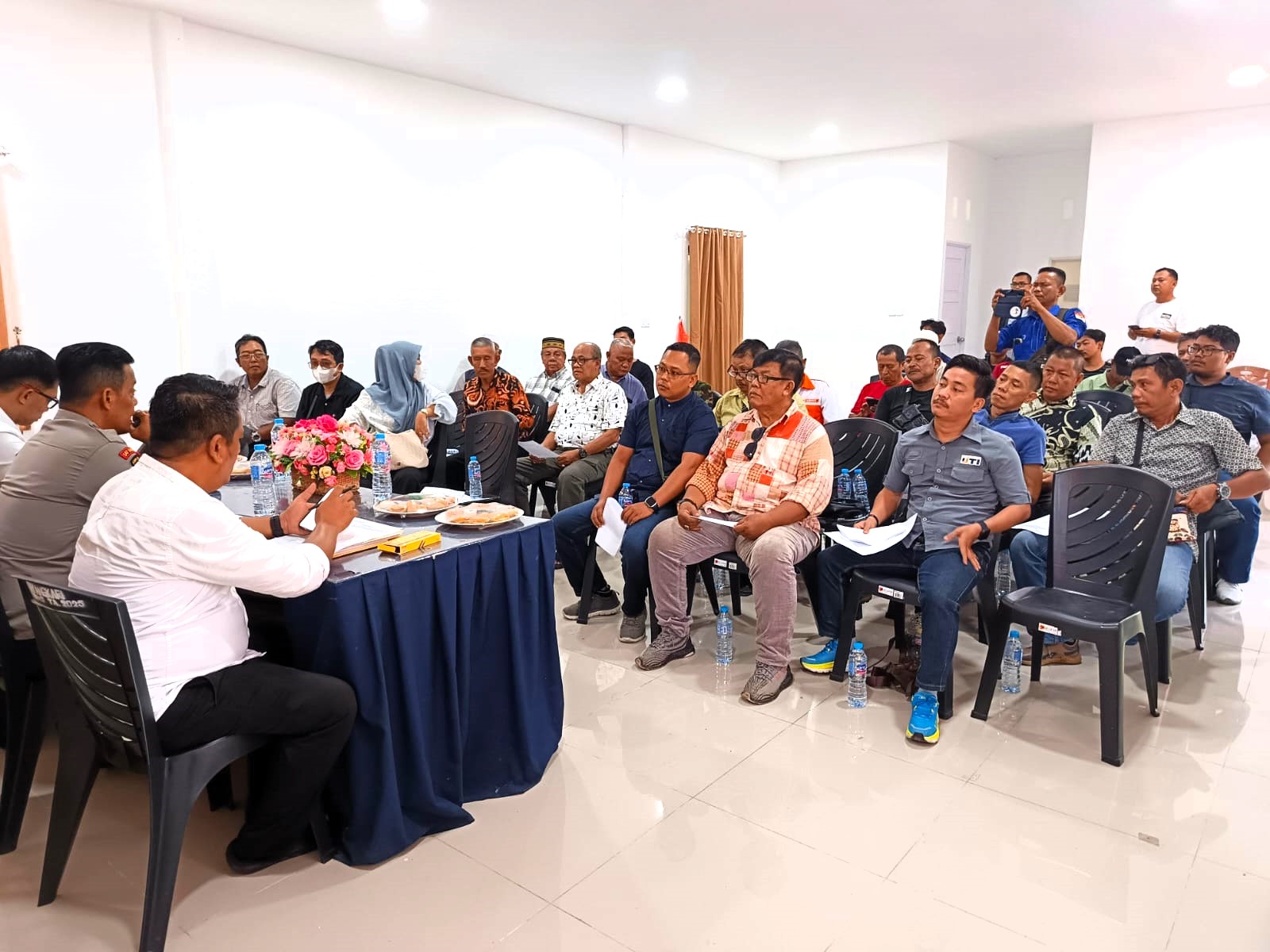 Pelapor (puluhan Jurnalis di Karimun) dan Terlapor Tengku Wahyu didampingi keluarganya melakukan mediasi di Mapolsek Tebing, Senin (20/4/2026) | Foto: Bustomi
