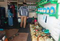 Pihak Kecamatan Singkep bersama Bagian Ekonomi melakukan sidak di beberapa kios di dabo singkep | Foto : Zonamu/Wandi