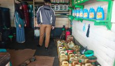 Pihak Kecamatan Singkep bersama Bagian Ekonomi melakukan sidak di beberapa kios di dabo singkep | Foto : Zonamu/Wandi