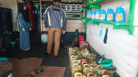Pihak Kecamatan Singkep bersama Bagian Ekonomi melakukan sidak di beberapa kios di dabo singkep | Foto : Zonamu/Wandi