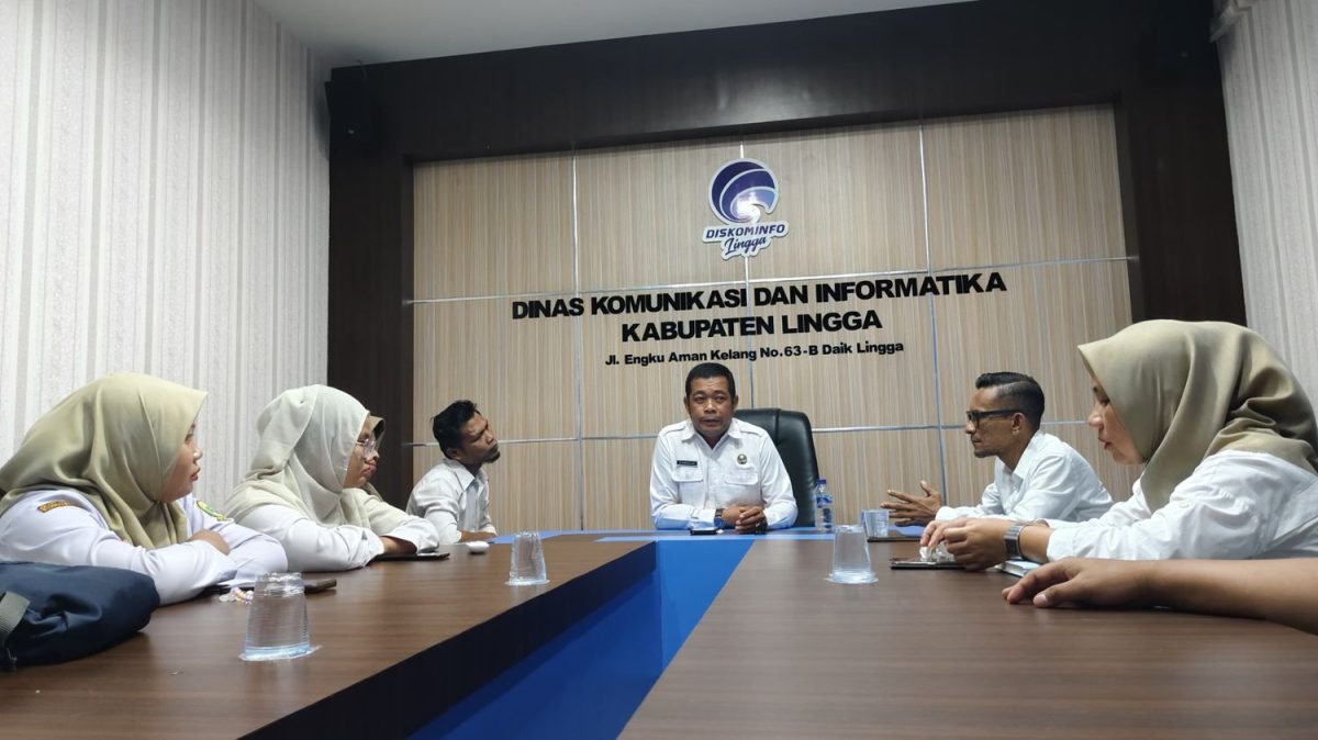 Kadis Kominfo Lingga bersama staff diskominf Lingga melaksanakan rapat | Foto : Zonamu/Ist