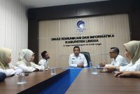 Kadis Kominfo Lingga bersama staff diskominf Lingga melaksanakan rapat | Foto : Zonamu/Ist