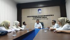 Kadis Kominfo Lingga bersama staff diskominf Lingga melaksanakan rapat | Foto : Zonamu/Ist
