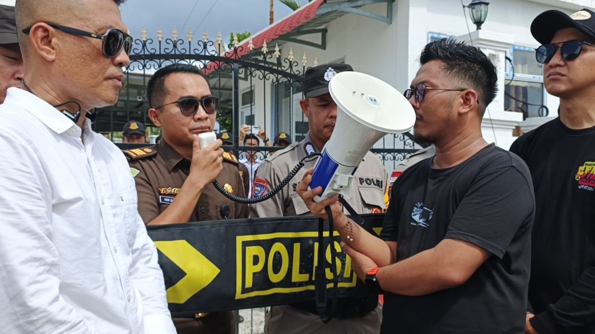 Kasi Intel Kejari Lingga saat menghadapi masa | Foto : Zonamu/Wandi
