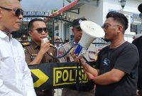 Kasi Intel Kejari Lingga saat menghadapi masa | Foto : Zonamu/Wandi