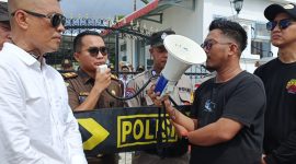 Kasi Intel Kejari Lingga saat menghadapi masa | Foto : Zonamu/Wandi
