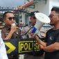 Kasi Intel Kejari Lingga saat menghadapi masa | Foto : Zonamu/Wandi