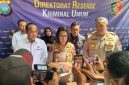 Kabid Humas Polres Lingga saat melaksanakan konferensi pers | Foto : Zonamu/Ist