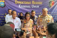 Kabid Humas Polres Lingga saat melaksanakan konferensi pers | Foto : Zonamu/Ist