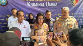 Kabid Humas Polres Lingga saat melaksanakan konferensi pers | Foto : Zonamu/Ist
