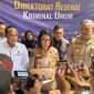 Kabid Humas Polres Lingga saat melaksanakan konferensi pers | Foto : Zonamu/Ist