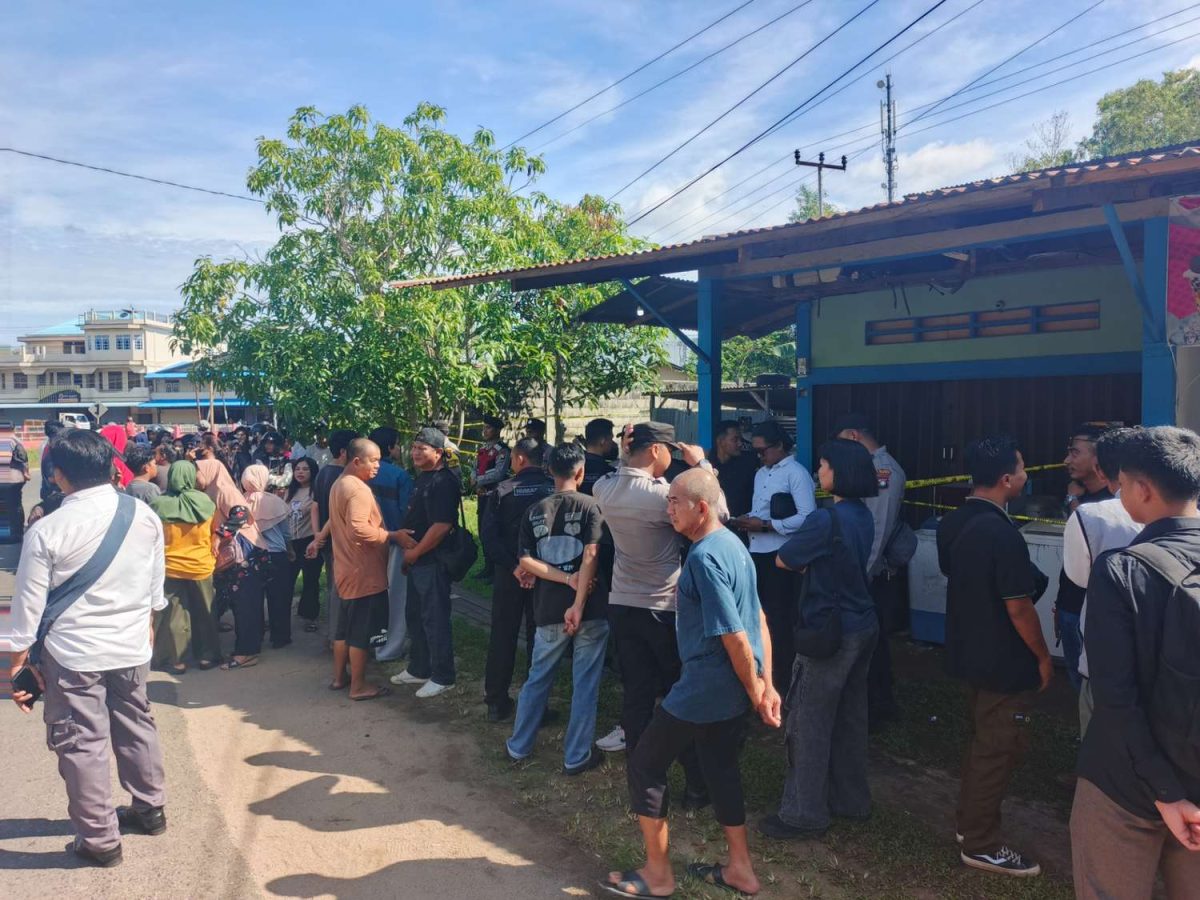 Potret Warga Padati TKP Pembunuhan | Foto : Zonamu/Wandi
