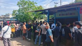 Potret Warga Padati TKP Pembunuhan | Foto : Zonamu/Wandi
