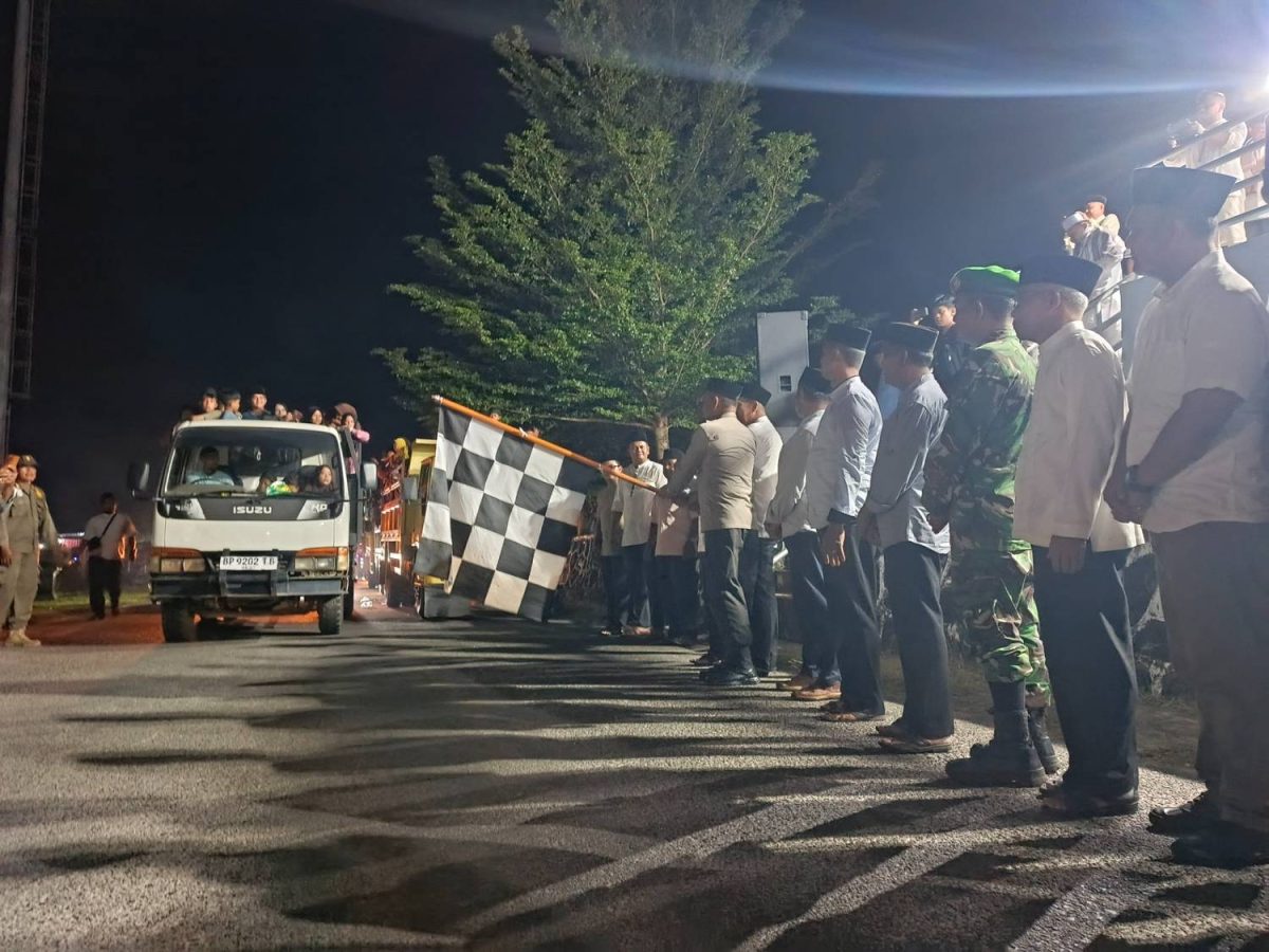 Wagub Kepri lepas pawai Takbir keliling di Dabo Singkep | Foto : Zonamu/Wandi