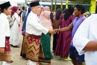 Bupati Lingga saat sholat idul adha di Senempek | Foto : Zonamu/Ist