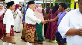 Bupati Lingga saat sholat idul adha di Senempek | Foto : Zonamu/Ist