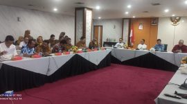 Kepala Bapenda Kabupaten Lingga saat audiensi bersama DPRD Provinsi Kepri di Kota Batam | Foto : Zonamu/Ist