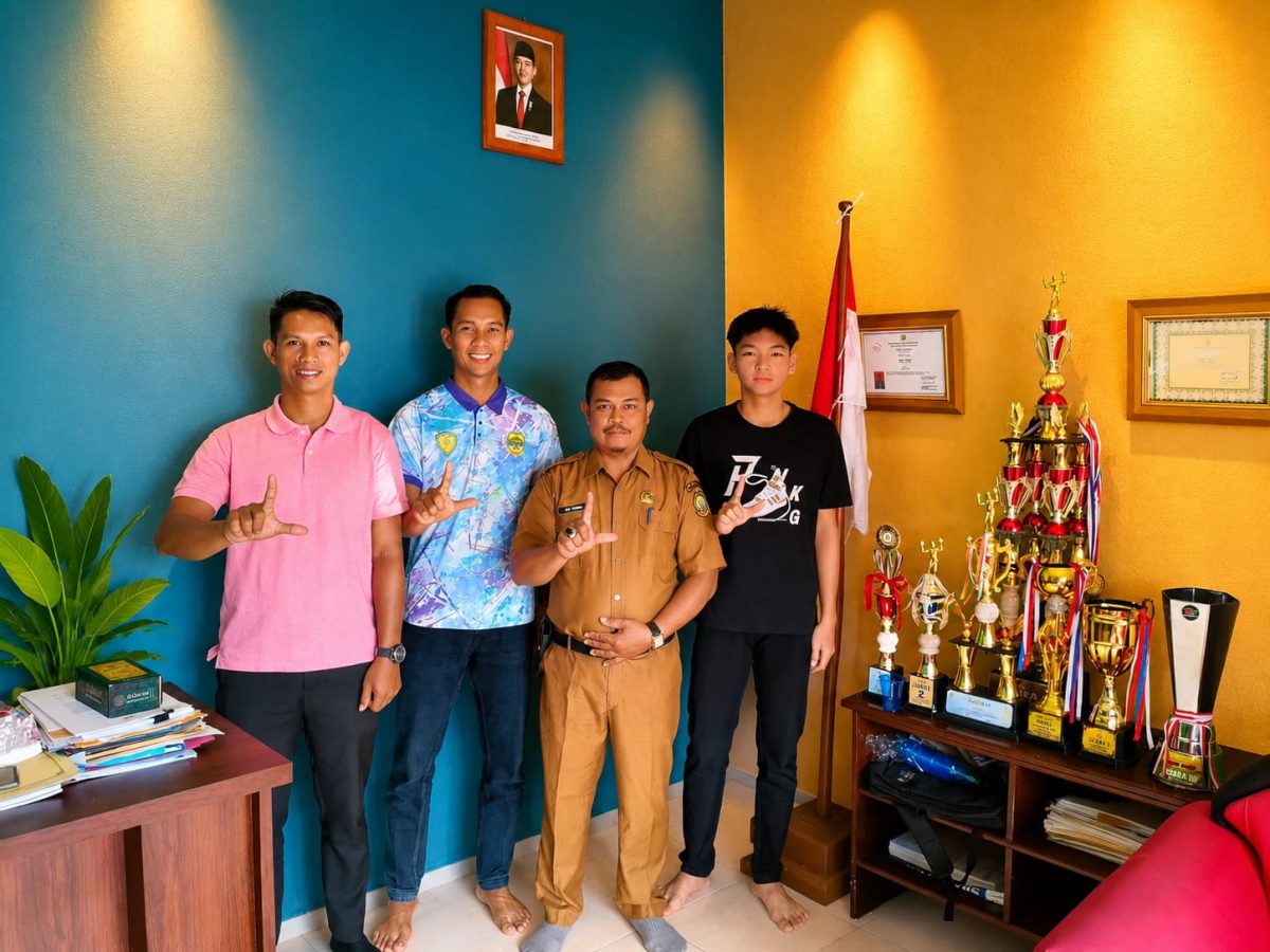 Coach LMC, Ketua Karang Taruna, dan Erwin saat bertemu di Kantor Desa Lanjut | Foto : Zonamu/Agus