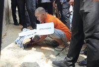 Adegan Pelaku saat menghabisi nyawa istrinya | Foto : Zonamu/Wandi