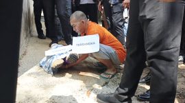 Adegan Pelaku saat menghabisi nyawa istrinya | Foto : Zonamu/Wandi