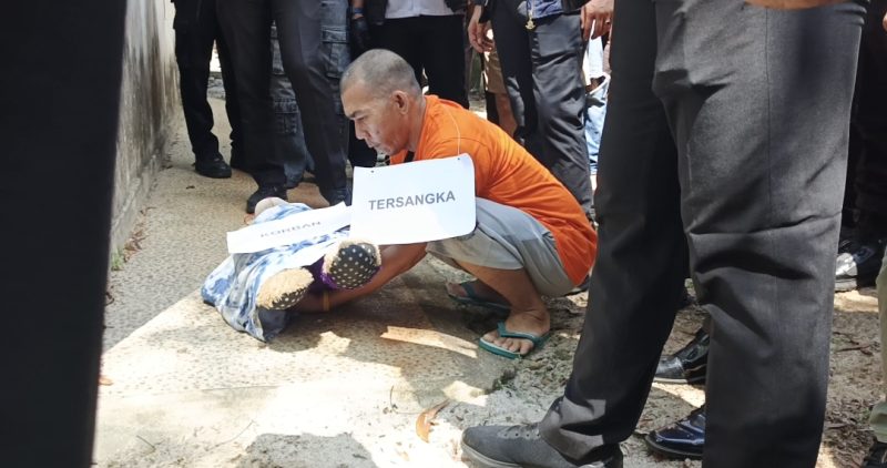 Adegan Pelaku saat menghabisi nyawa istrinya | Foto : Zonamu/Wandi