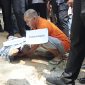 Adegan Pelaku saat menghabisi nyawa istrinya | Foto : Zonamu/Wandi