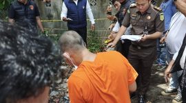 Tim Kejaksaan Negeri Lingga saat ikut dalam rekonstruksi pembunuhan suami kepada istri | Foto : Zonamu/Wandi