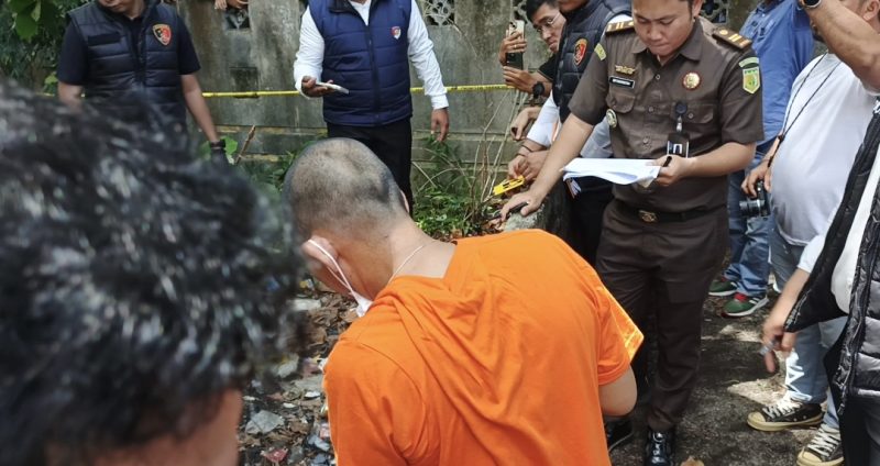 Tim Kejaksaan Negeri Lingga saat ikut dalam rekonstruksi pembunuhan suami kepada istri | Foto : Zonamu/Wandi