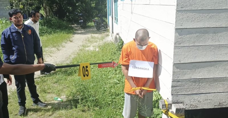 Rekonstruksi Kasus Suami Bunuh Istri di Dabo Singkep | Foto : Zonamu/Wandi
