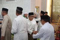 Wagub Kepri usai sholat id di Masjid Az-Zulfa Dabo Singkep | Foto : Zonamu/Wandi