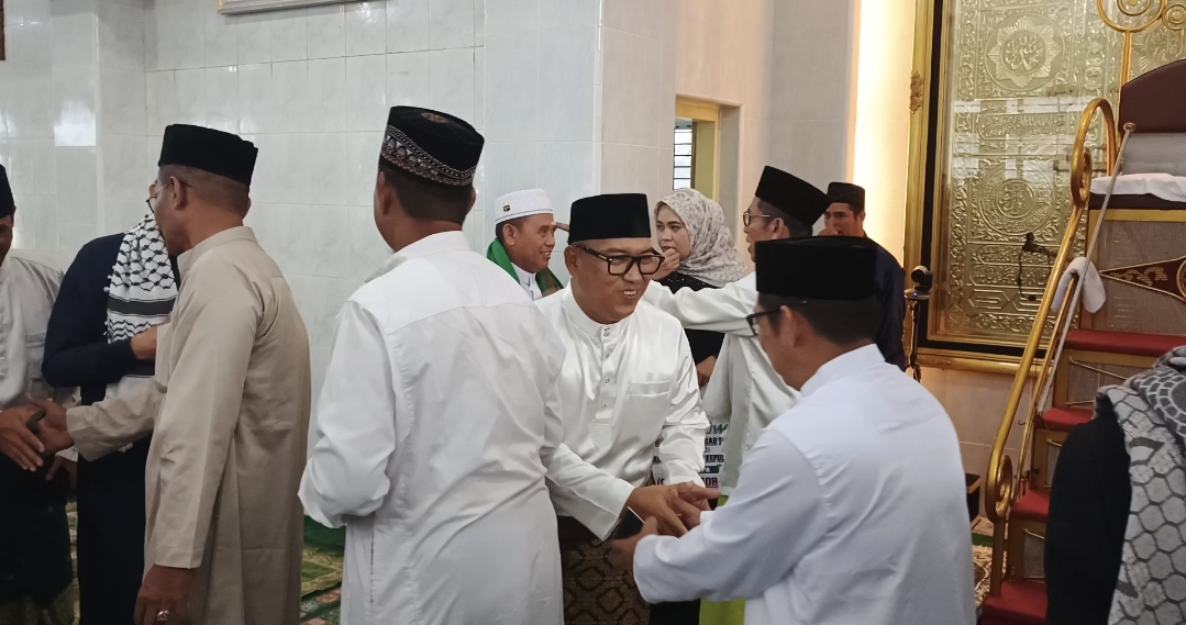 Wagub Kepri usai sholat id di Masjid Az-Zulfa Dabo Singkep | Foto : Zonamu/Wandi