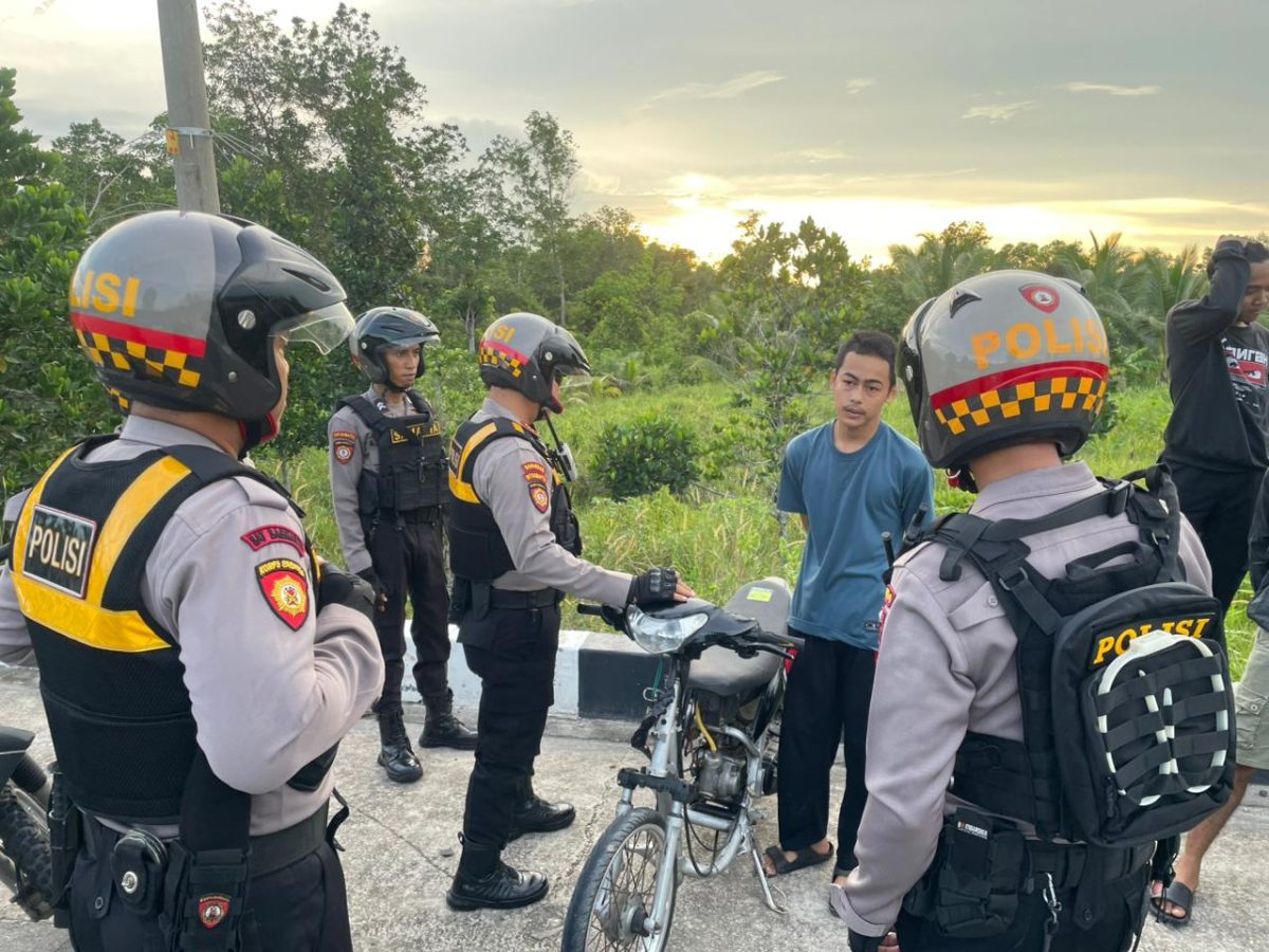 Kasatsamapta Polres Karimun, AKP Binsar Samosir saat memimpin personel dalam kegiatan Patroli Perintis Presisi di kawasan pesisir Kabupaten Karimun, Senin (11/5/2026) | Foto: Zonamu/Humas Polres Karimun