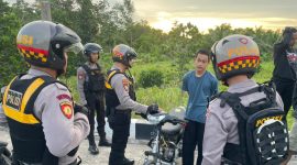 Kasatsamapta Polres Karimun, AKP Binsar Samosir saat memimpin personel dalam kegiatan Patroli Perintis Presisi di kawasan pesisir Kabupaten Karimun, Senin (11/5/2026) | Foto: Zonamu/Humas Polres Karimun