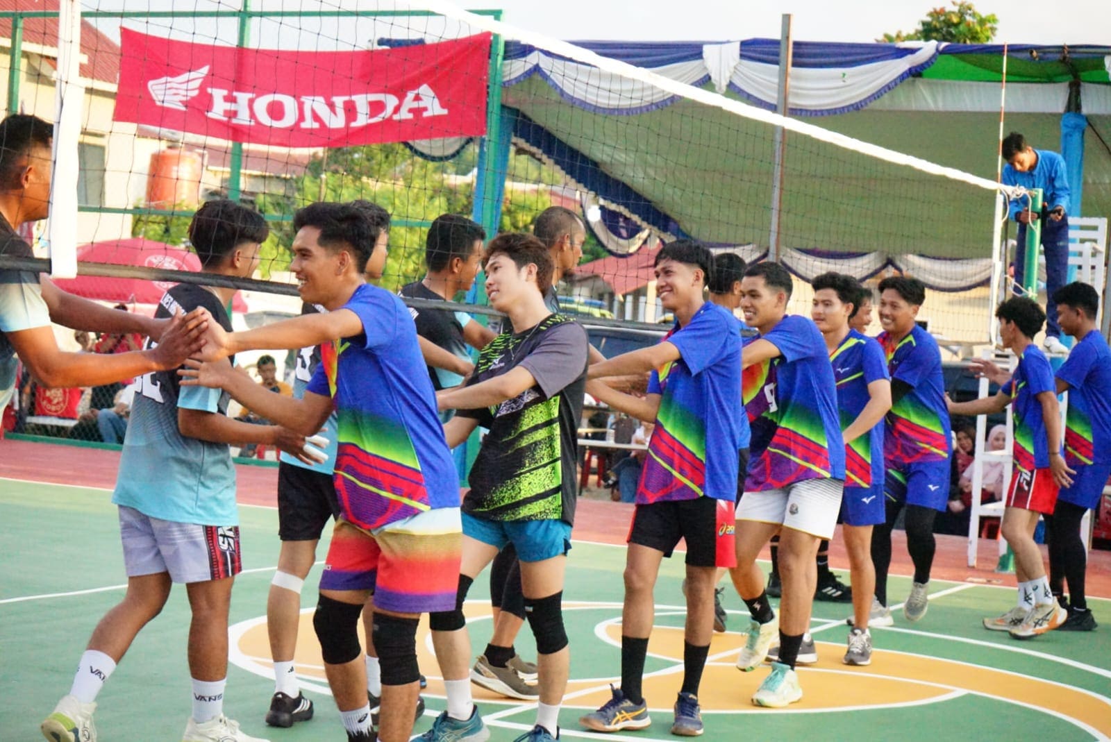 Tim voli putra Bandara RHA sukses mengamankan kemenangan penting di laga perdana Open Tournament Bola Voli HUT Bhayangkara ke-80. Berhadapan langsung dengan tuan rumah Bhayangkara Polres Karimun (A) | Foto: Zonamu/Humas Bandara RHA