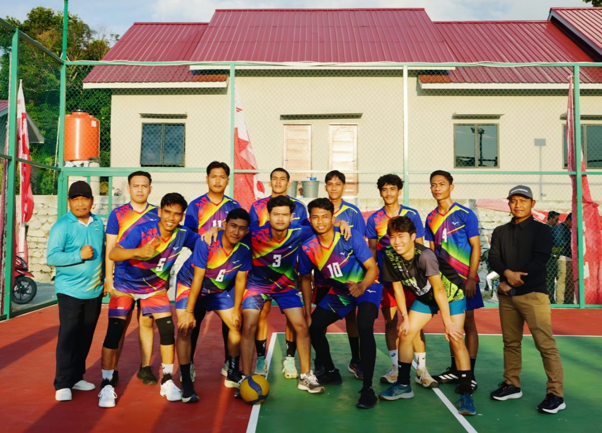 Skuad voli putra Bandara RHA foto bersama usai membungkam tim tuan rumah Bhayangkara Polres Karimun (A) dengan skor 3-1 pada laga Open Tournament Bola Voli HUT Bhayangkara ke-80 | Foto: Zonamu/Humas Bandara RHA