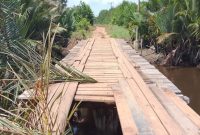 Potrer Kondisi Jembatan Kayu Desa Marok Kecil Rusak Parah | Foto : Zonamu/Wandi
