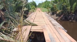 Potrer Kondisi Jembatan Kayu Desa Marok Kecil Rusak Parah | Foto : Zonamu/Wandi