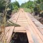 Potrer Kondisi Jembatan Kayu Desa Marok Kecil Rusak Parah | Foto : Zonamu/Wandi