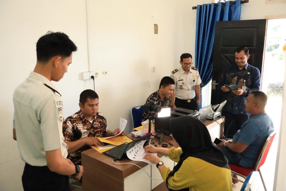 Petugas Imigrasi saat menjemput bola pembuatan paspor di Daik Lingga | Foto : Zonamu/Ist