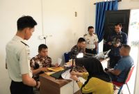 Petugas Imigrasi saat menjemput bola pembuatan paspor di Daik Lingga | Foto : Zonamu/Ist