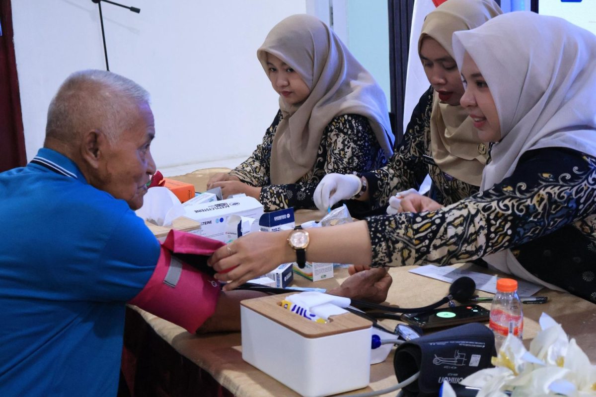 Imigrasi Dabo Singkep Cek Kesehatan Gratis dan Bakti Sosial untuk Warga | Foto : Zonamu/Ist